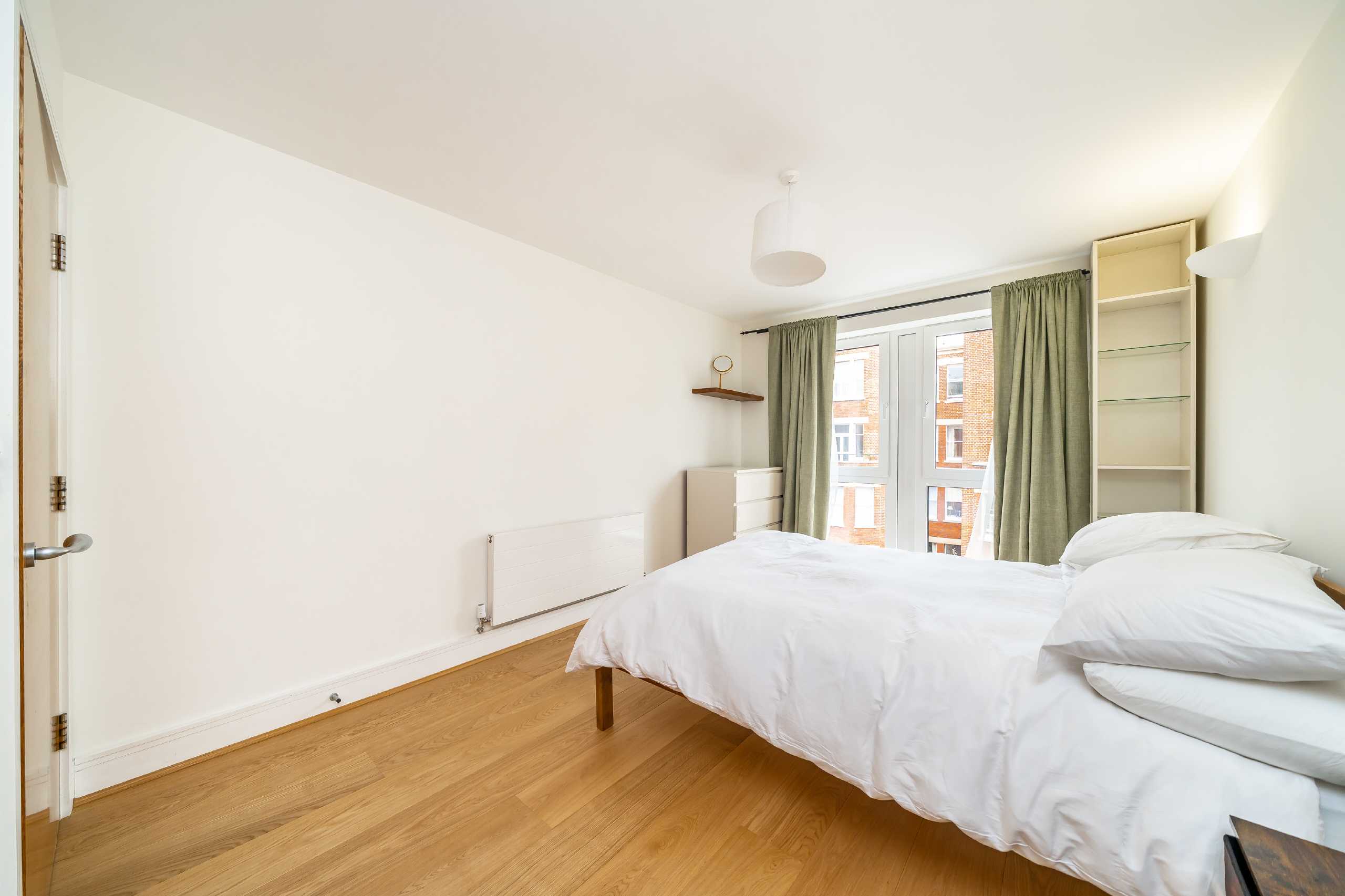 Flat Lurline Gardens in Greater London