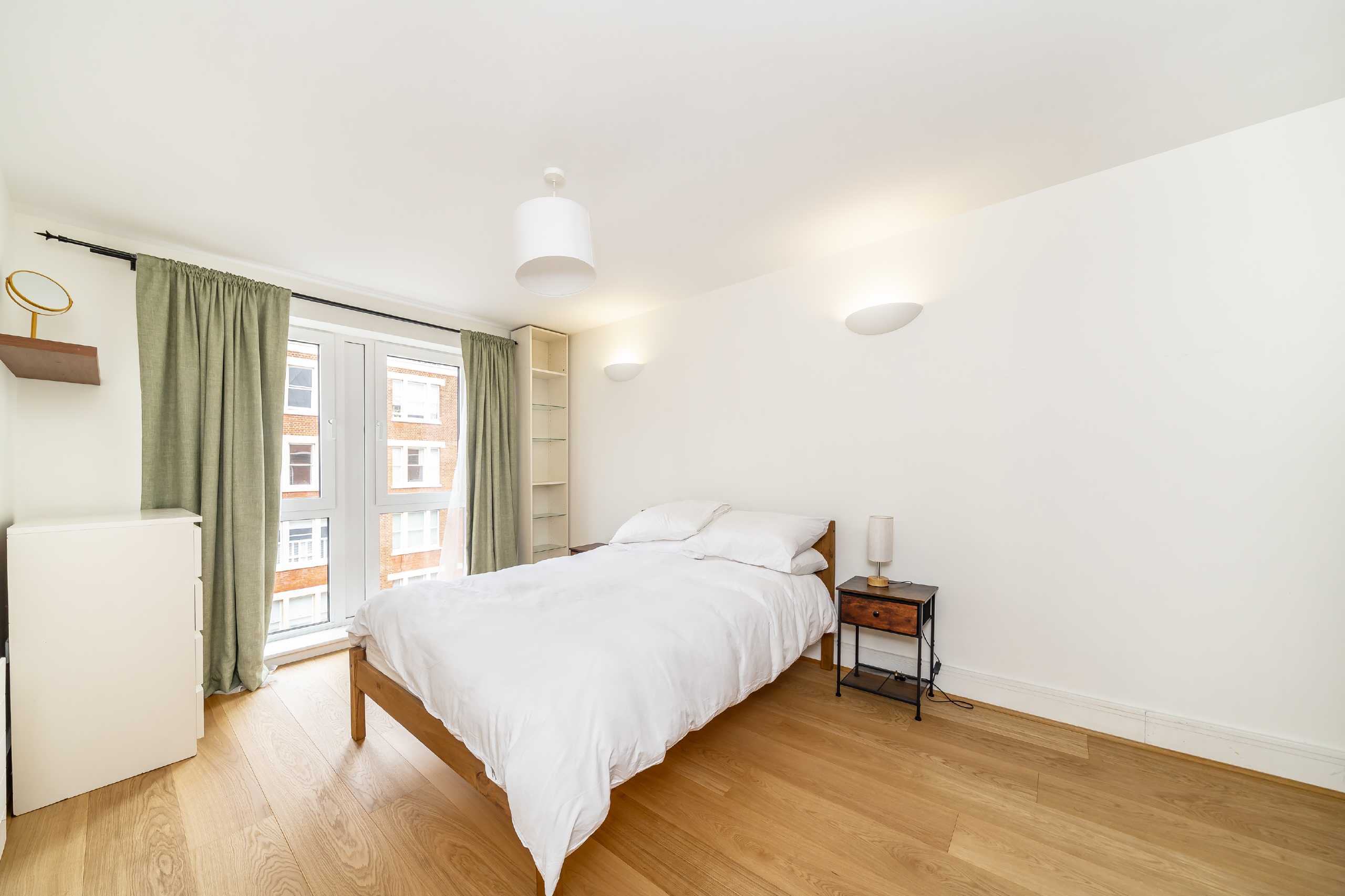 Flat Lurline Gardens in Greater London