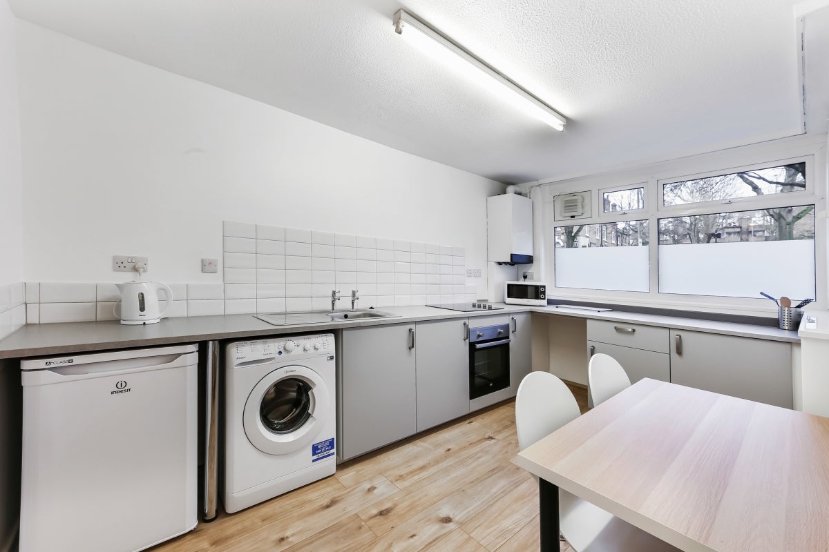 Flat Navigator Square in Greater London