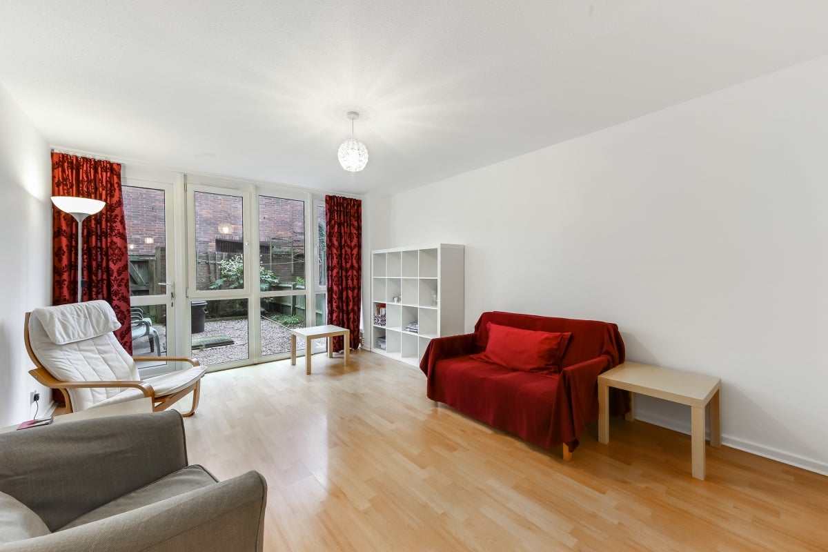 Flat Navigator Square in Greater London