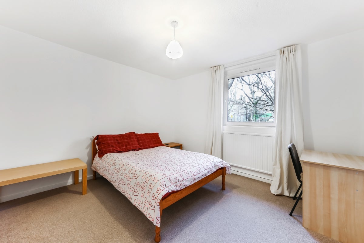 Flat Navigator Square in Greater London