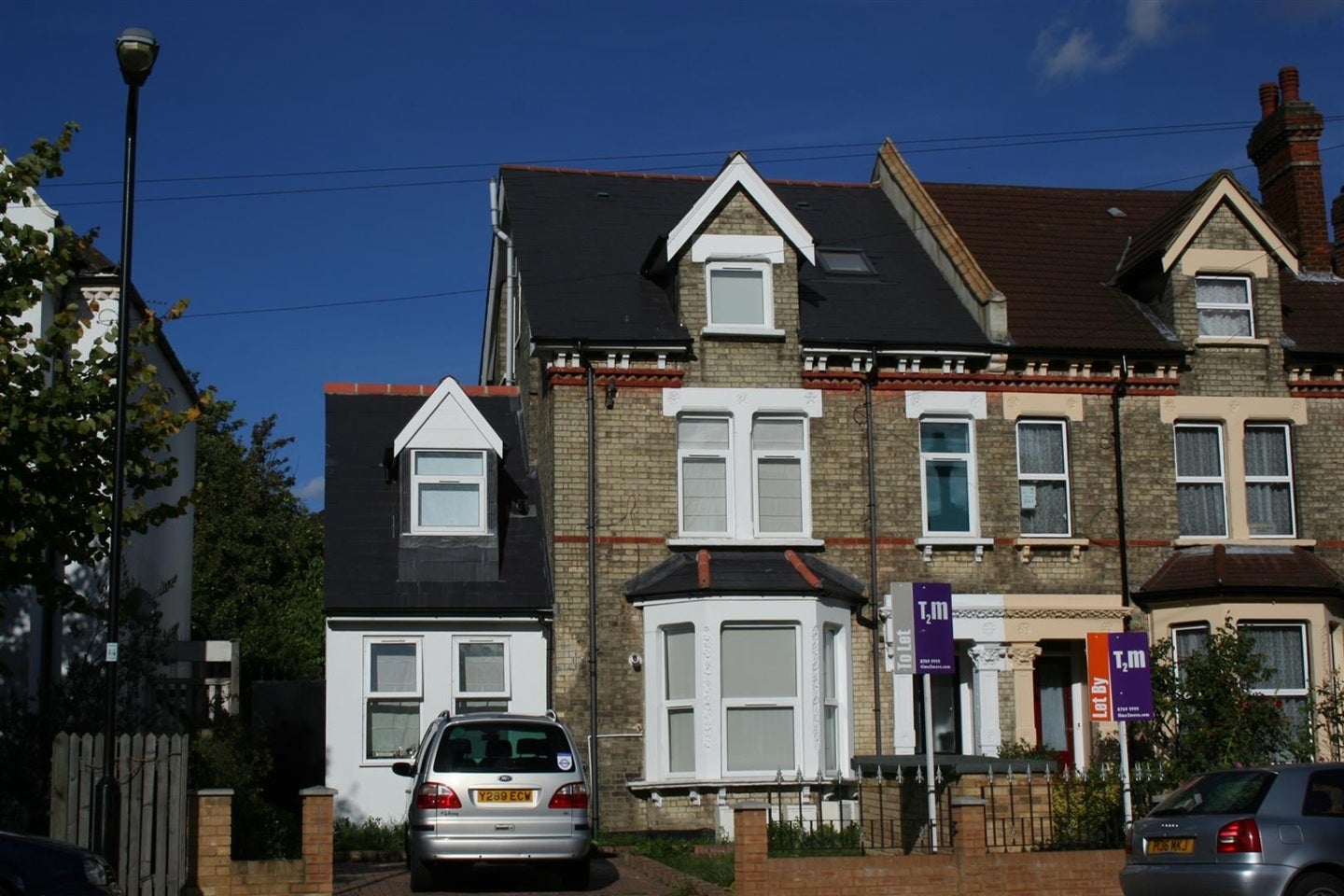 Flat Gleneldon Road in Greater London