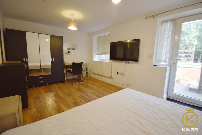 Flat Ash Grove in Guildford