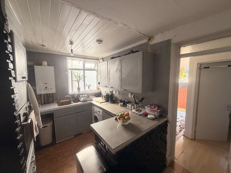 Flat Orchard Avenue in Greater London