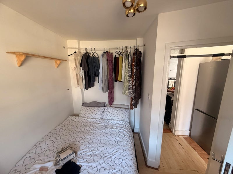 Flat Orchard Avenue in Greater London