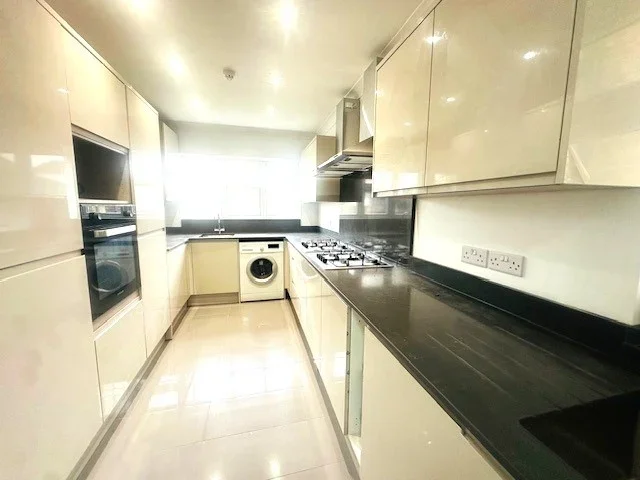 Room Staines Road West in Borough of Spelthorne