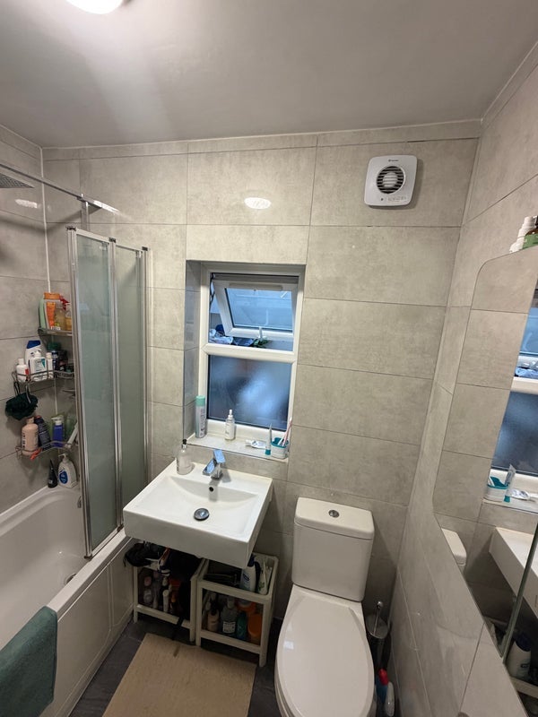 Room Romford Road in Greater London