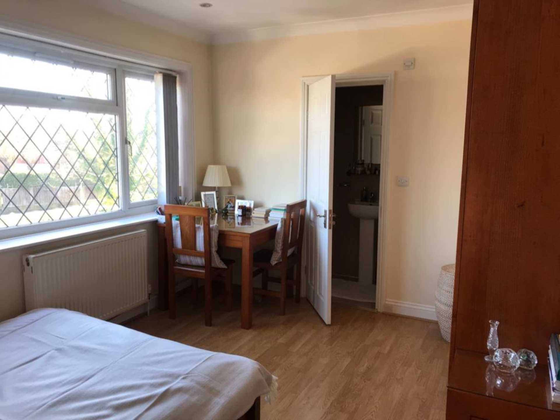 Flat Broadfields Avenue in Greater London