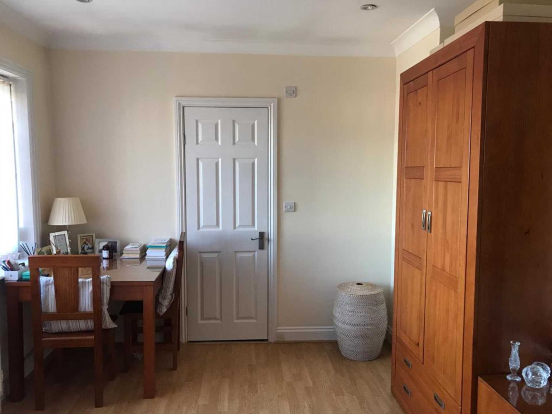 Flat Broadfields Avenue in Greater London
