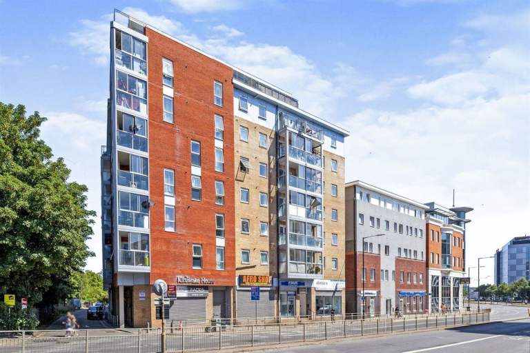 Flat Wellington Street in Slough