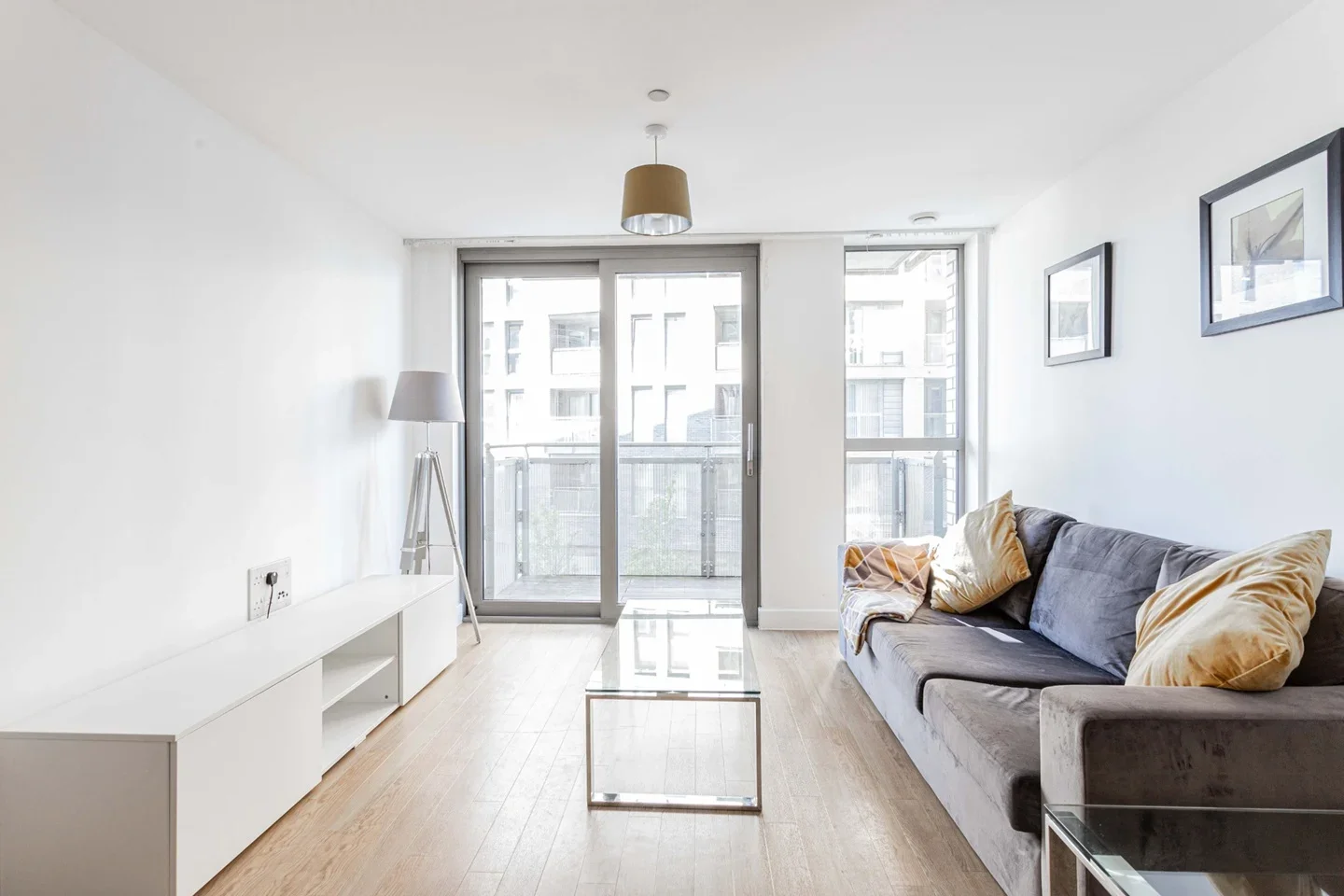 Flat Cornmill Lane in Greater London
