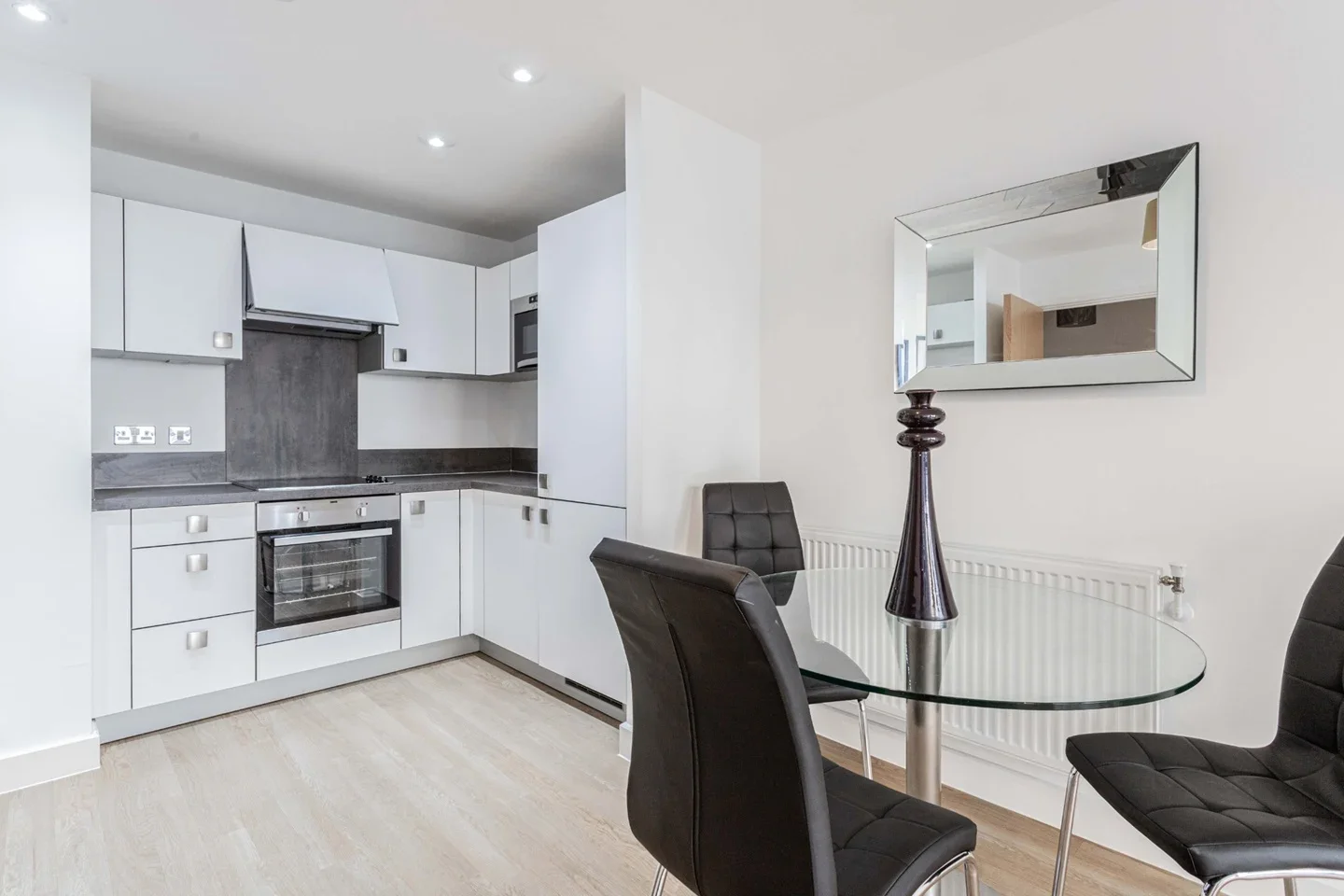 Flat Cornmill Lane in Greater London