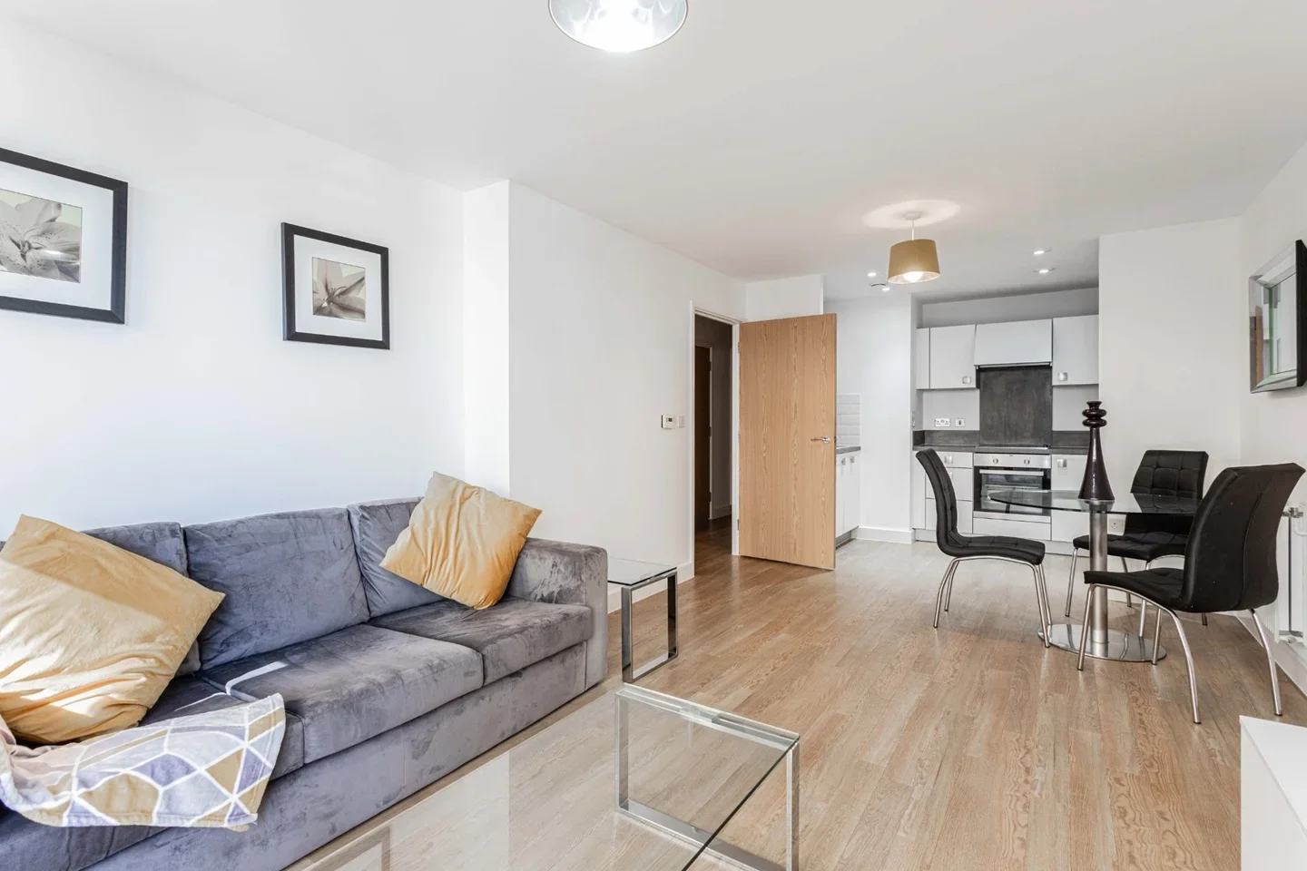 Flat Cornmill Lane in Greater London