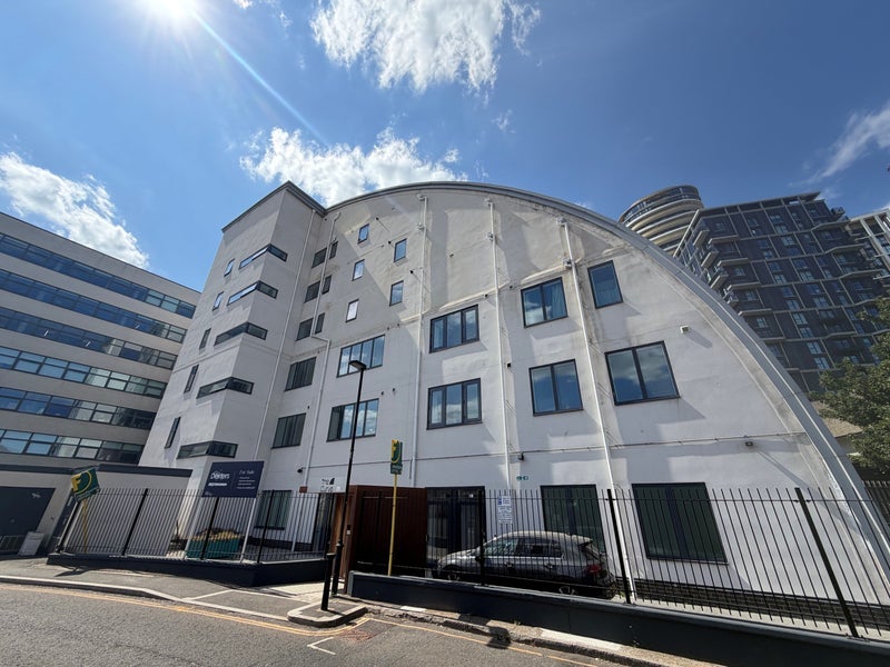 Flat Bard Road in Greater London