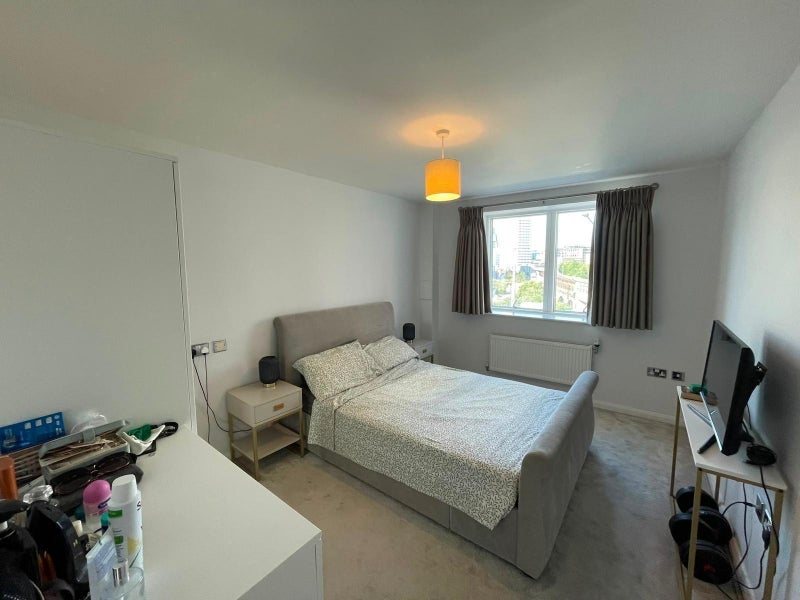 Flat Bard Road in Greater London