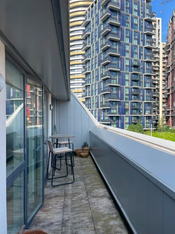 Flat Bard Road in Greater London