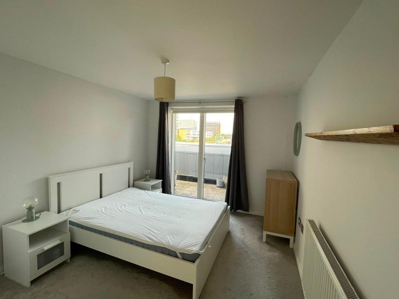 Flat Bard Road in Greater London