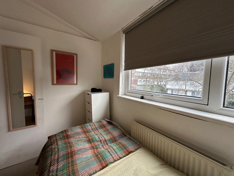 Room Gaywood Close in Greater London
