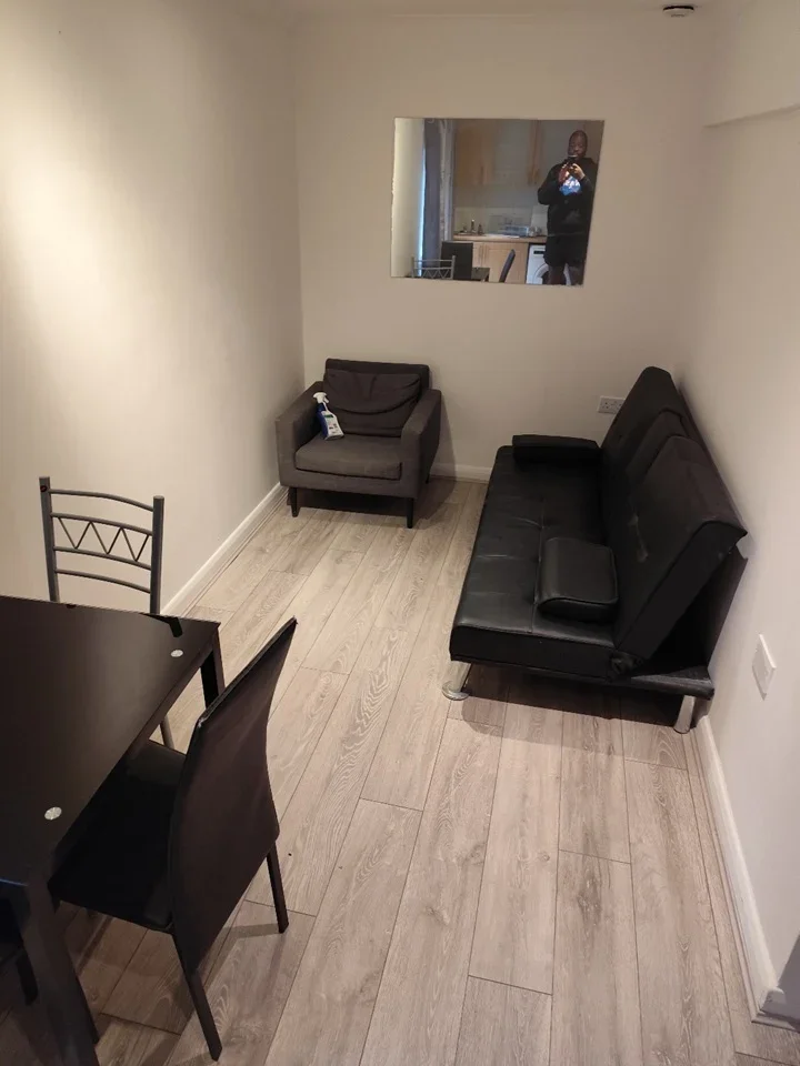 Flat Chessington Avenue in Greater London