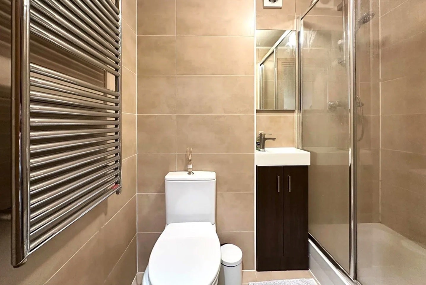 Flat Westferry Road in Greater London
