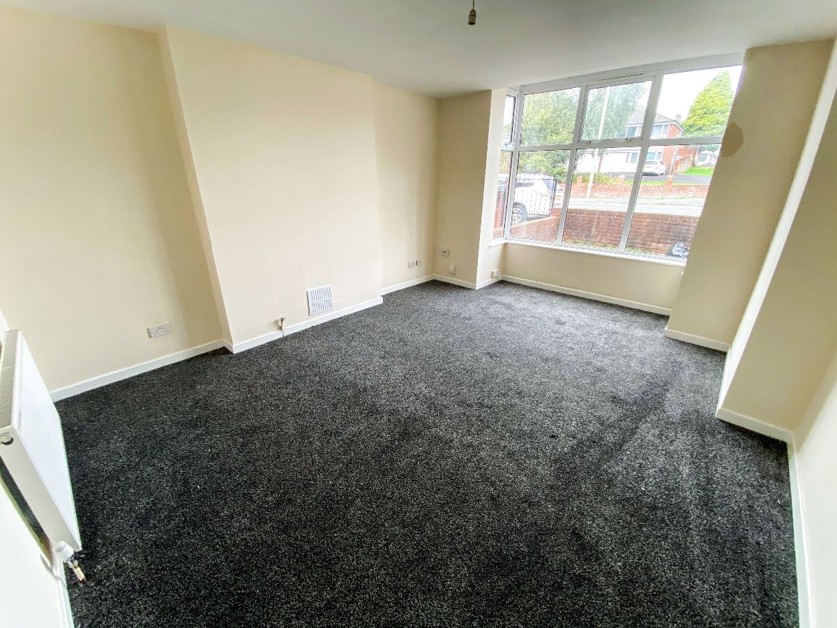 Flat Stourbridge Road in Brierley Hill