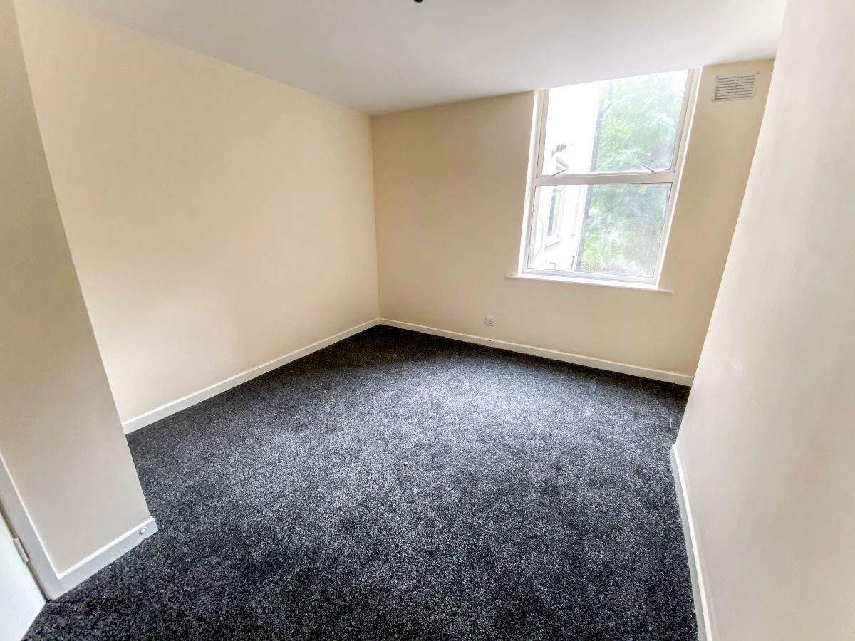 Flat Stourbridge Road in Brierley Hill