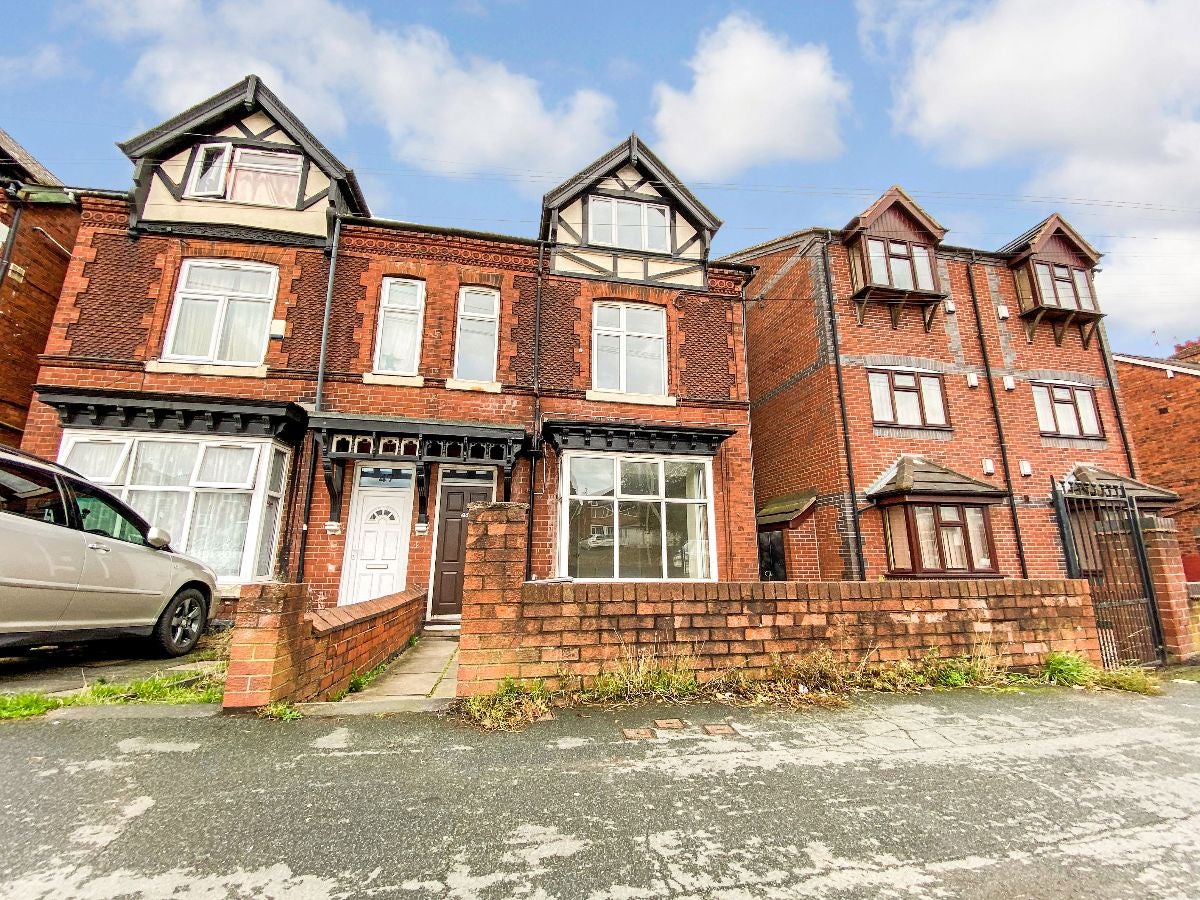 Flat Stourbridge Road in Brierley Hill