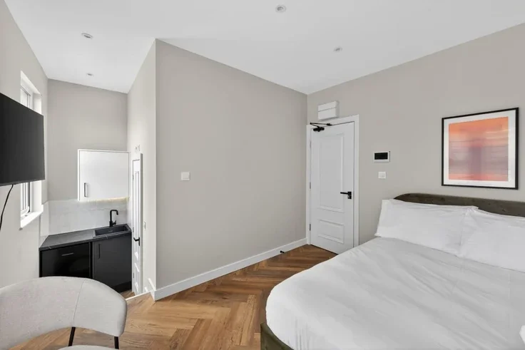 Room Baron's Court Road in Greater London