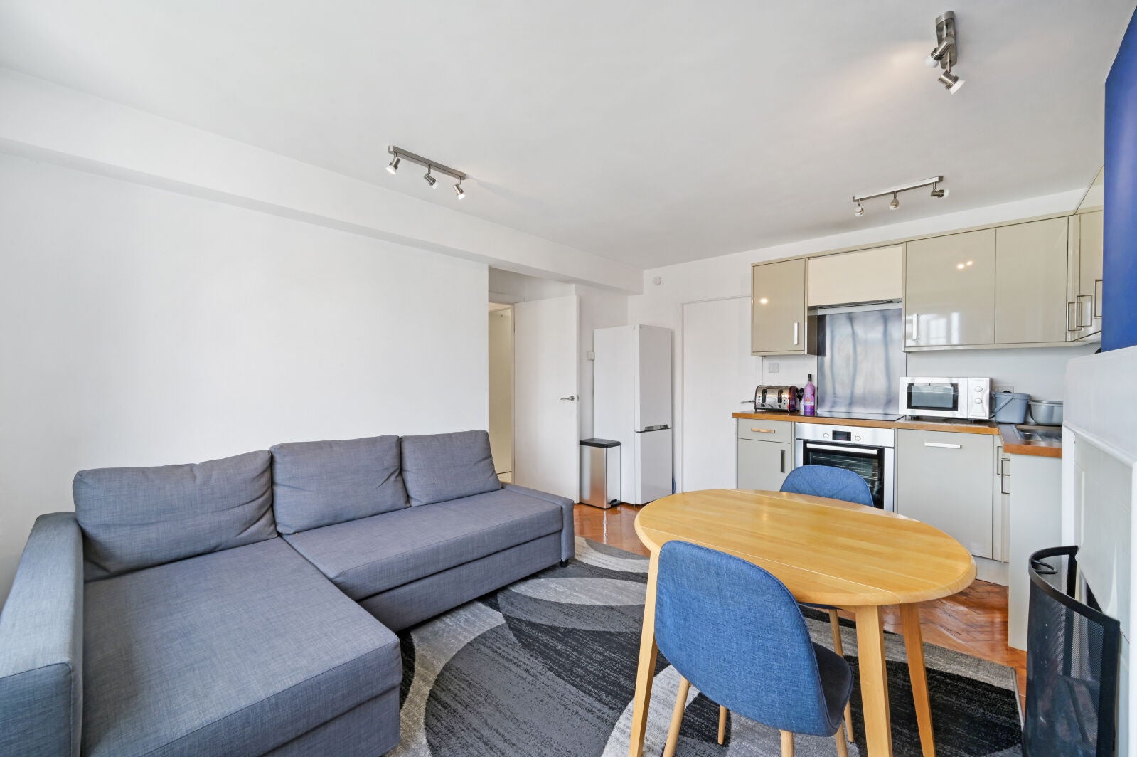 Flat Spencer Road in Greater London