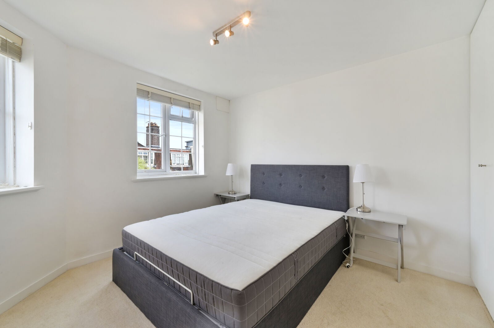 Flat Spencer Road in Greater London