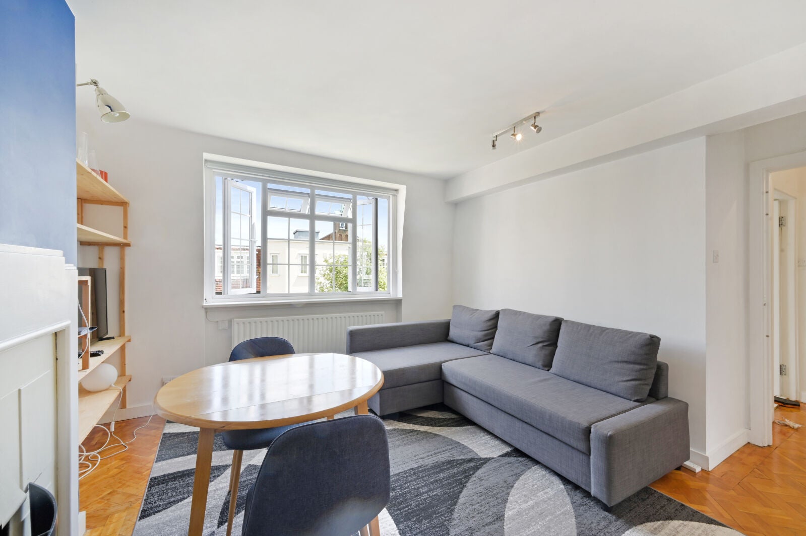 Flat Spencer Road in Greater London