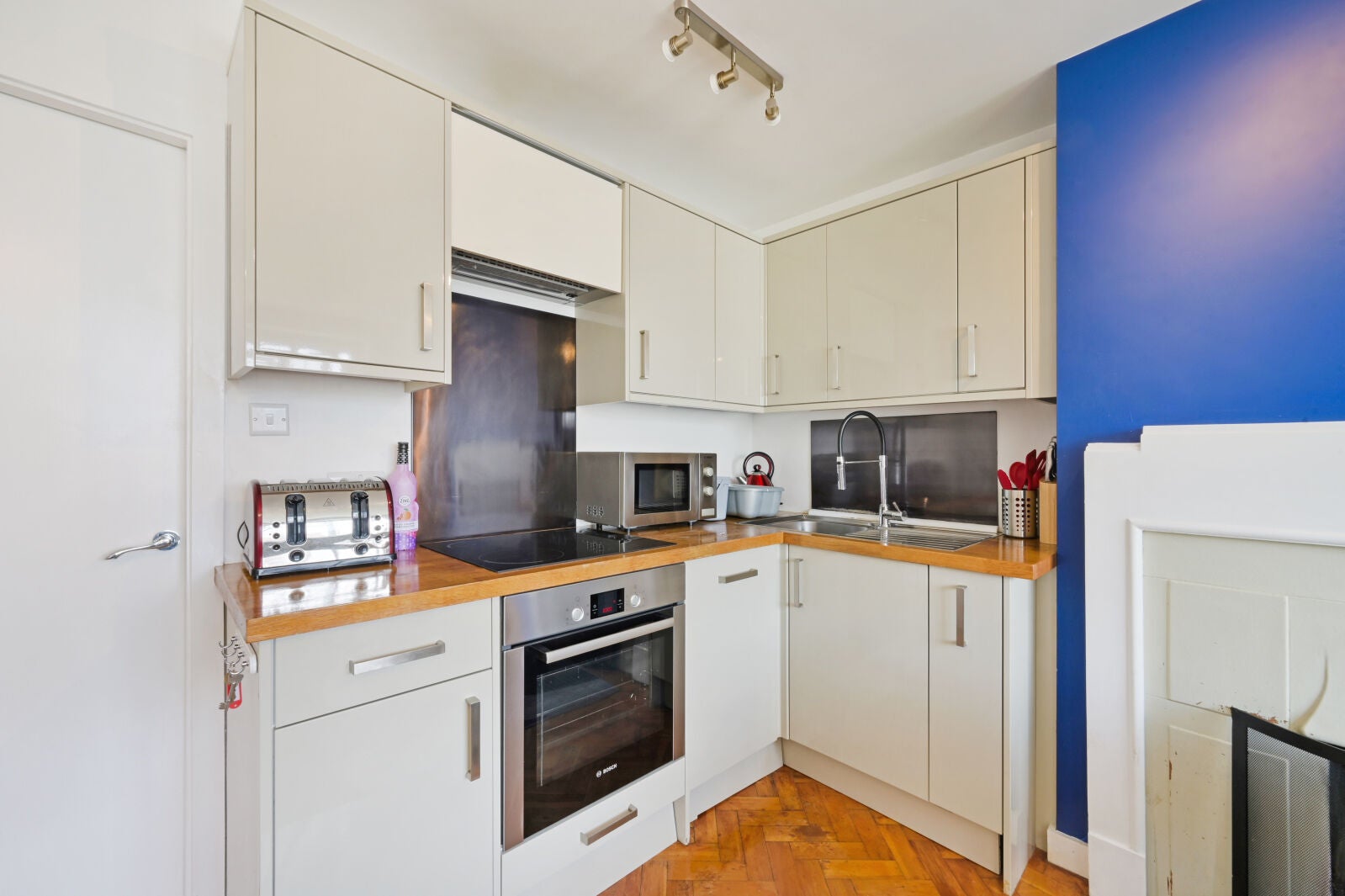 Flat Spencer Road in Greater London