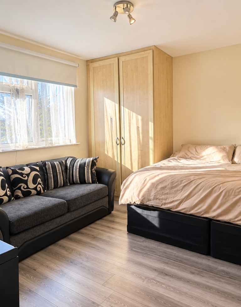 Flat Woodstock Avenue in Greater London
