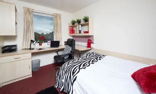 Flat Hyde Grove in Manchester
