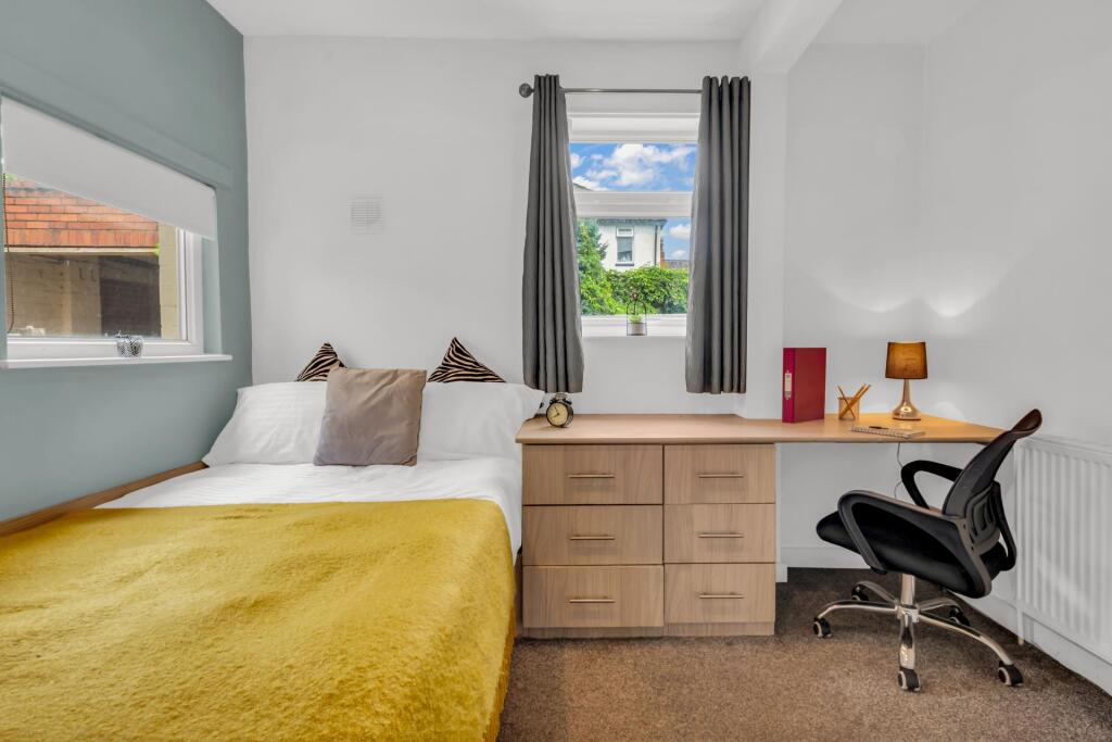 Flat Clyde Road in Greater London