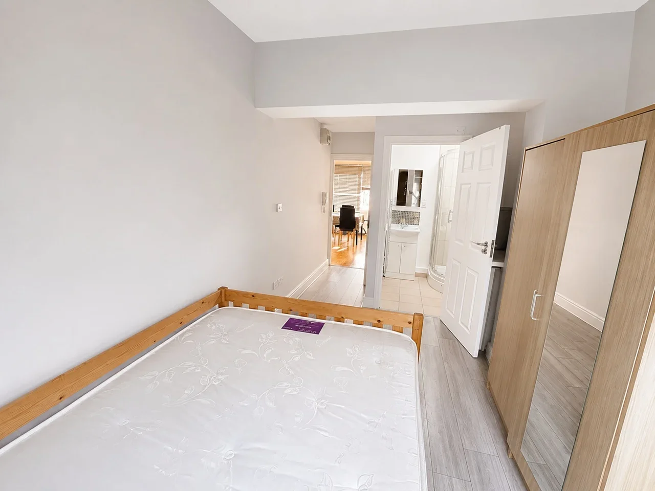 Room Clitterhouse Road in Greater London