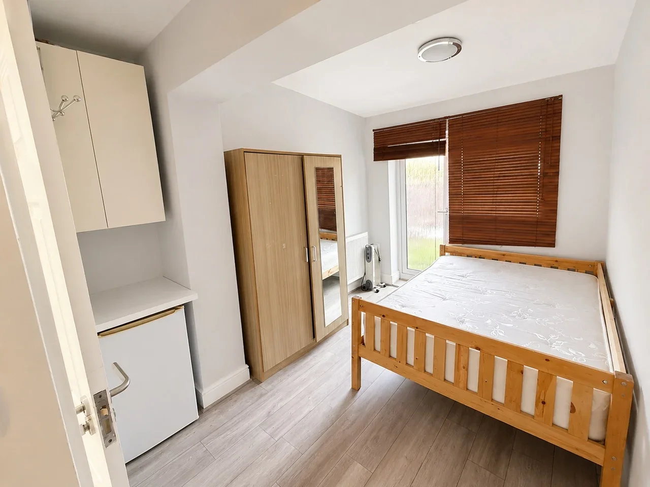 Room Clitterhouse Road in Greater London