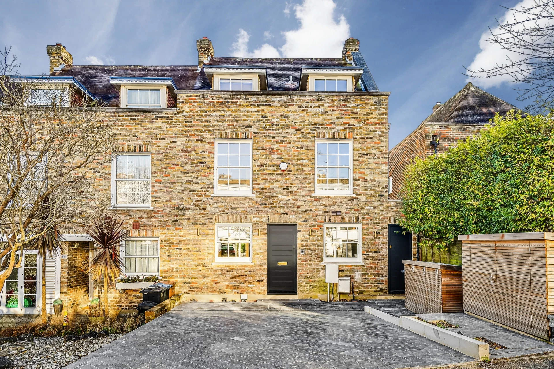 House Old York Road in Greater London