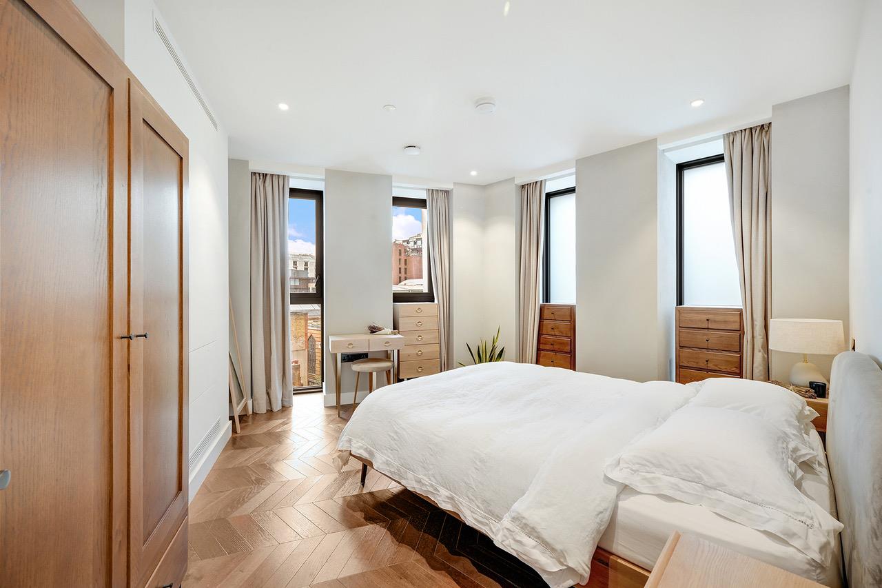 Flat Newton Street in Greater London
