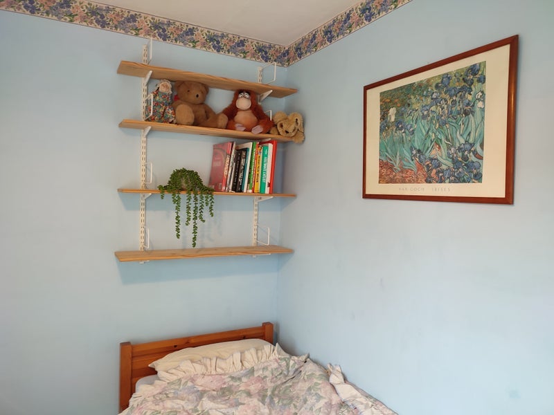 Room Whellock Road in Greater London