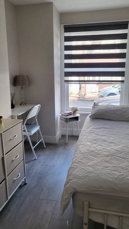 Room Worcester Road in Greater London