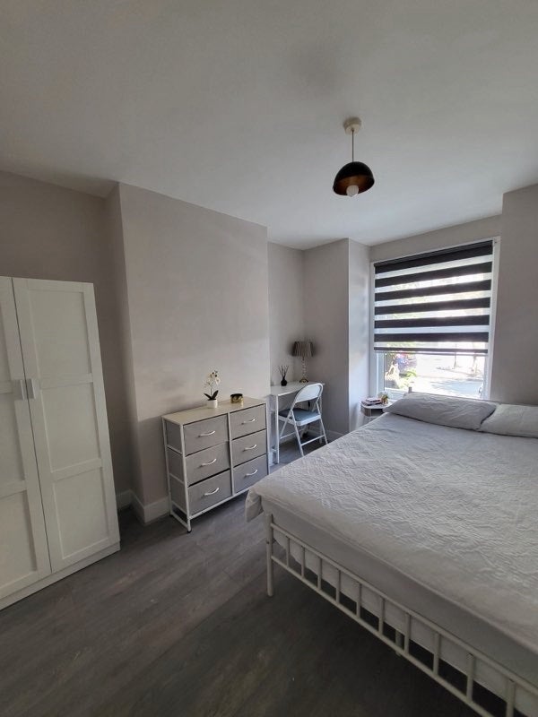 Room Worcester Road in Greater London