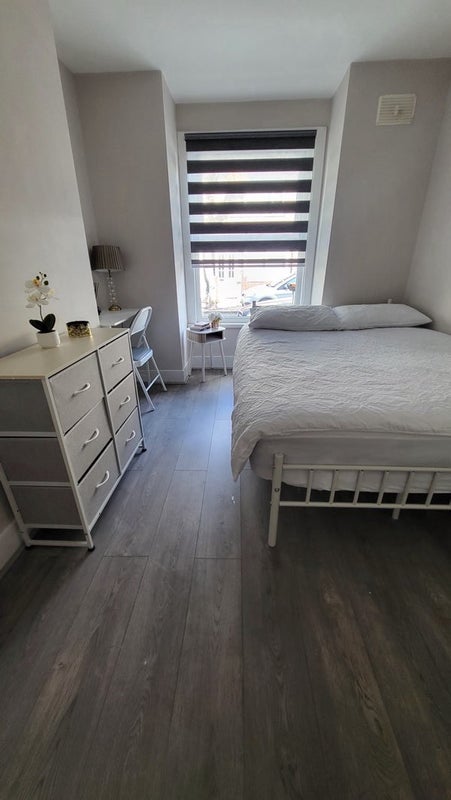 Room Worcester Road in Greater London