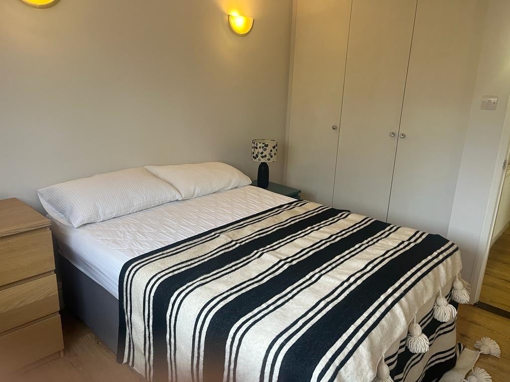 Flat Surrey Lane in Greater London