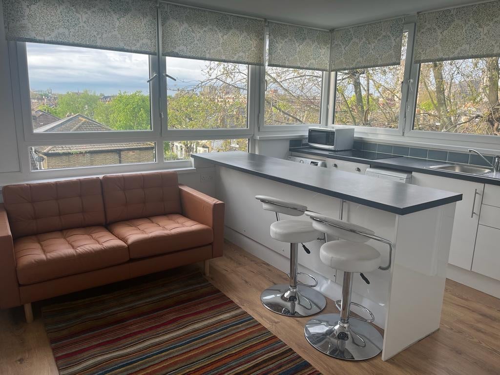 Flat Surrey Lane in Greater London
