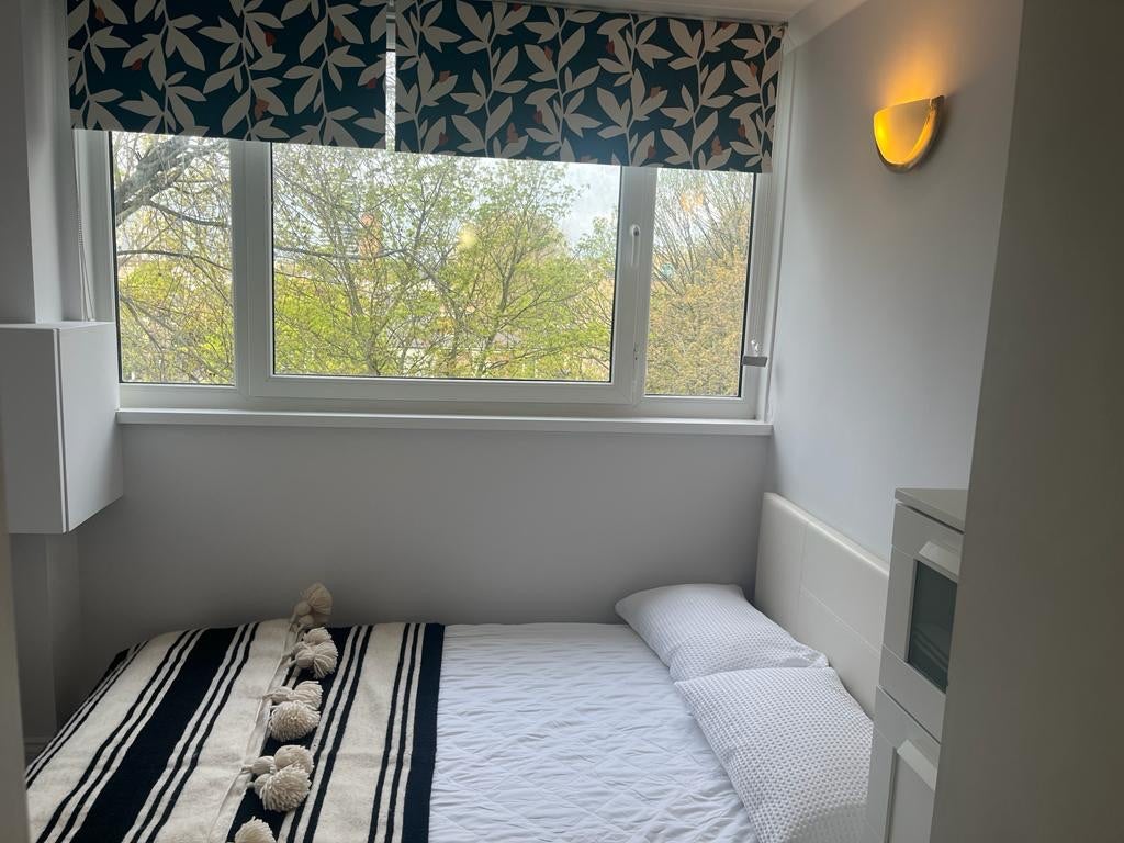 Flat Surrey Lane in Greater London