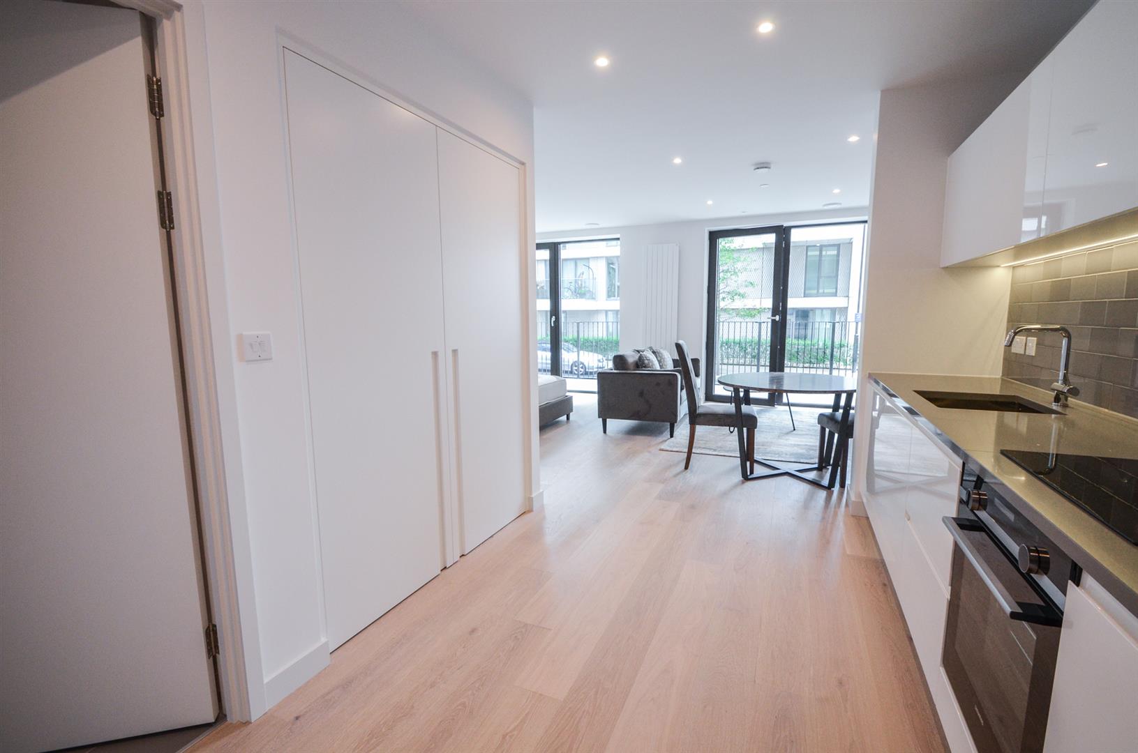 Flat Clipper Street in Greater London