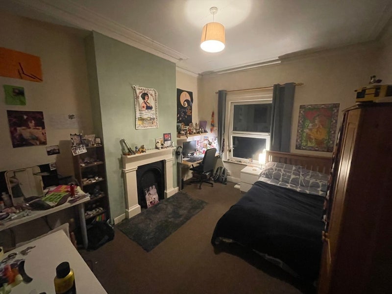 Room Cardigan Road in Leeds