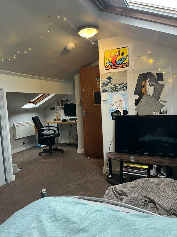 Room Cardigan Road in Leeds