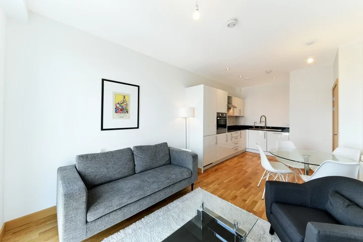 Flat Telegraph Avenue in Greater London
